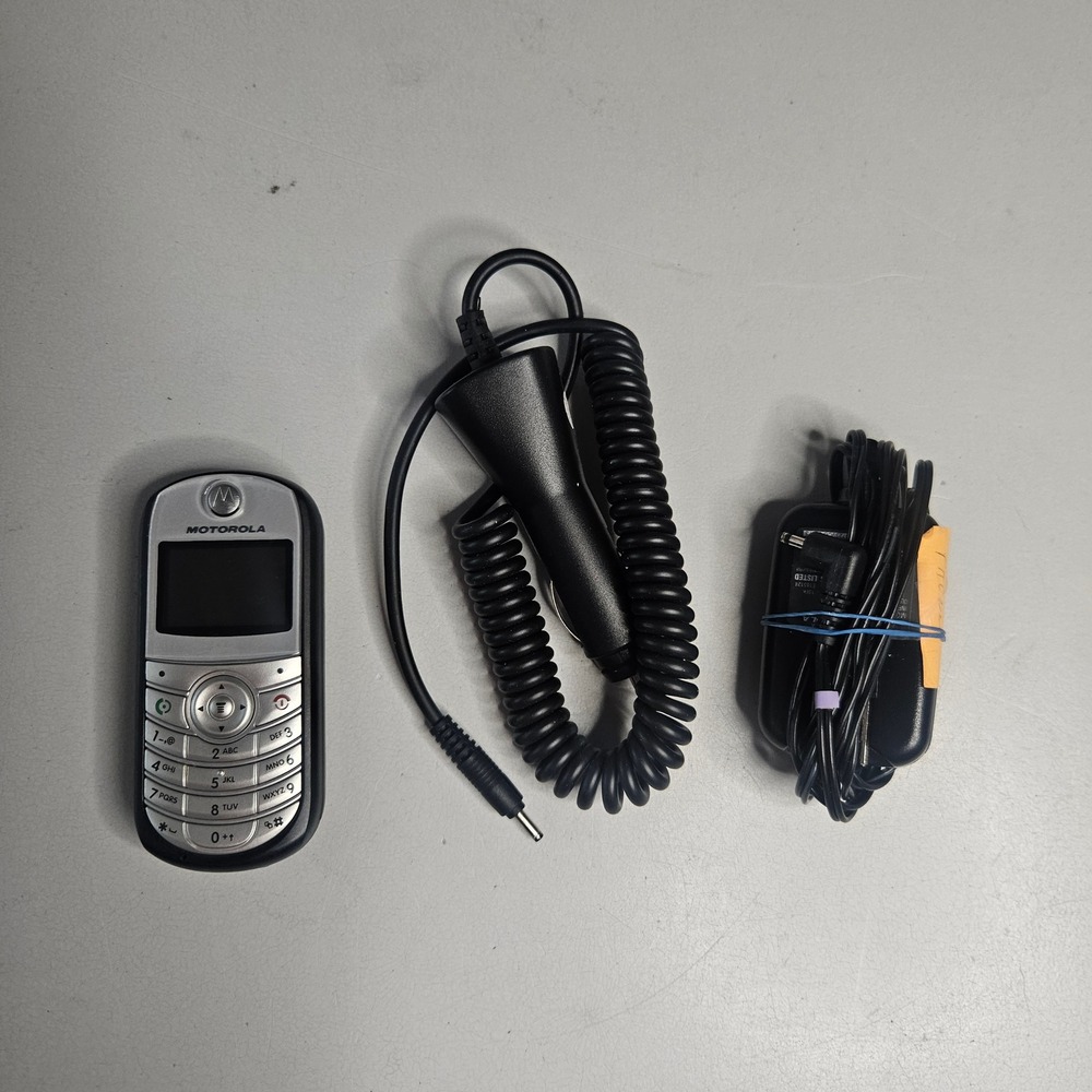 Motorola C139 TracFone Cell Phone Black Silver Bundle AC Car Chargers UNTESTED‎